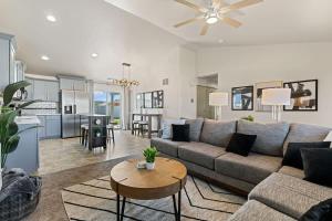 Khu vực ghế ngồi tại Modern Comfort Caldwell 3b2b Home Sleeps 8!