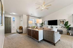 TV/trung tâm giải trí tại Modern Comfort Caldwell 3b2b Home Sleeps 8! +30 ảnh