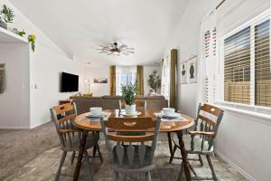 a dining room with a table and chairs at Caldwell Ruby Tuesday! 60's Inspired comfort 3B2B in Caldwell