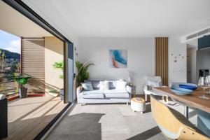 ein Wohnzimmer mit Sofa und Tisch in der Unterkunft Modern Luxury - Sea View over Èze Village in Èze