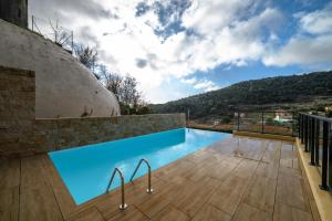 ein Pool an der Seite eines Hauses in der Unterkunft Modern Luxury - Sea View over Èze Village in Èze