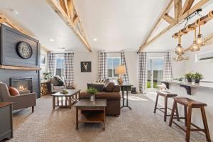 ein Wohnzimmer voller Möbel und einem Kamin in der Unterkunft Modern Cabin Vibes, Vaulted ceilings, Sleeps 8! in Caldwell