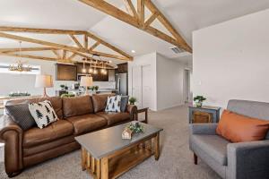 ein Wohnzimmer mit Sofa und Tisch in der Unterkunft Modern Cabin Vibes, Vaulted ceilings, Sleeps 8! in Caldwell