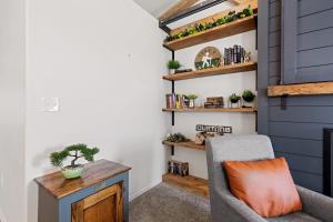 Zimmer mit einem Stuhl und Regalen mit Pflanzen in der Unterkunft Modern Cabin Vibes, Vaulted ceilings, Sleeps 8! in Caldwell