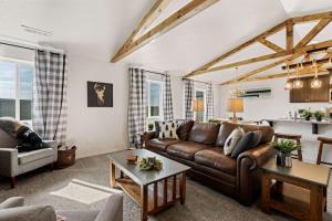 ein Wohnzimmer mit Sofa und Tisch in der Unterkunft Modern Cabin Vibes, Vaulted ceilings, Sleeps 8! in Caldwell + 29 Fotos