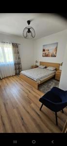 een slaapkamer met een bed en een stoel erin bij Villa Punta in Privlaka +15 foto's