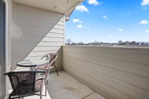 a patio with two chairs and a table on a balcony at Caldwell Cliff Swallow Guest House in Caldwell