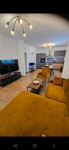 een woonkamer met banken en een flatscreen-tv bij Villa Punta in Privlaka