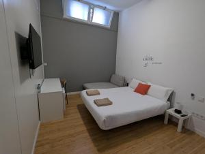 a small bedroom with a bed and a television at "Habitaciones Confort La Cuesta" in Las Lagunas