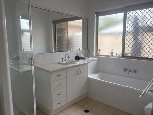 Koupelna v ubytování The Cottage - Cozy 3-Bed Beerwah