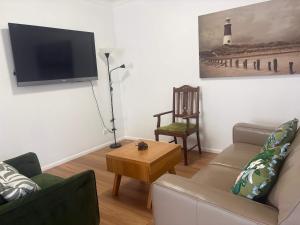 TV a/nebo společenská místnost v ubytování The Cottage - Cozy 3-Bed Beerwah