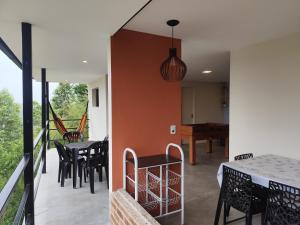 eine Küche und ein Esszimmer eines Hauses in der Unterkunft Recanto dos pássaros in Paty do Alferes