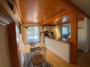 Køkken eller tekøkken på La petite maison sur l'Isle - spa