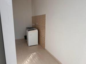 Køkken eller tekøkken på Suite 04 em casa Beira mar, com ar condicionado , cozinha completa com Micro ondas air fryer forno elétrico fogão Geladeira freezer gelagua e cafeteira elétrica Tudo para vc se sentir em casa além de um Deck com churrasqueira vista mar