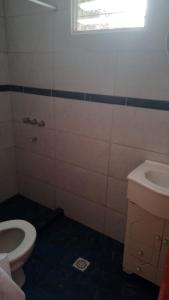 une salle de bains avec toilettes et lavabo dans l'établissement Departamento en Sinsacate, à Sinsacate