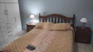 une chambre avec un lit avec une tête de lit en bois dans l'établissement Departamento en Sinsacate, à Sinsacate