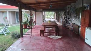 une terrasse avec une table et des chaises en bois dans une maison dans l'établissement Departamento en Sinsacate, à Sinsacate