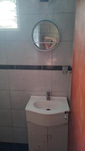 une petite salle de bain avec un lavabo et un miroir dans l'établissement Departamento en Sinsacate, à Sinsacate 9 autres photos