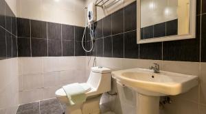 Et badeværelse på Hotel Double Star Klia + 20 billeder