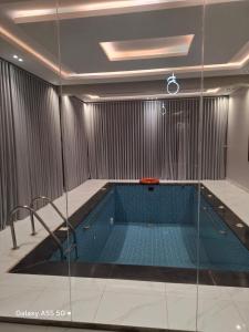 Swimmingpoolen hos eller tæt på شاليه الشوق بالشقيق