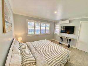 Ένα ή περισσότερα κρεβάτια σε δωμάτιο στο Entire house with large bell tent in Central Coast