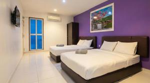 En eller flere senge i et værelse på Hotel Double Star Klia