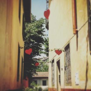 une rue avec des cœurs sur le côté d'un bâtiment dans l'établissement Il Gatto Nero, à Coreglia Antelminelli