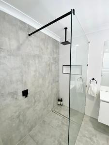 Ένα μπάνιο στο Entire house with large bell tent in Central Coast +15 φωτογραφίες