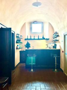 een keuken met een blauw aanrecht en een raam bij Oasi Francescana il Monastero in Vicovaro