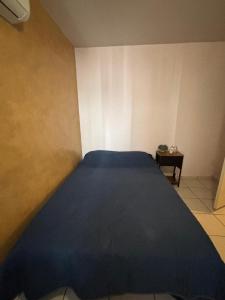 En eller flere senge i et værelse på 1 Studio Apartment near the American Consulate