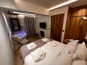 een slaapkamer met een bed en een bad bij Aje Villas 1959 in Ligiades +74 foto's