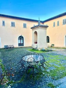 een tafel voor een groot gebouw bij Oasi Francescana il Monastero in Vicovaro +34 foto's