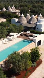 een luchtfoto van een resort met zwembad bij Cocotrullo in Cisternino