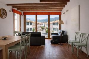 a living room with a table and chairs at Sa Lluna in Es Mercadal