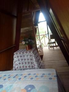 een slaapkamer met een bed en een tafel met bloemen erop bij Chalé Garças in Chapada dos Guimarães