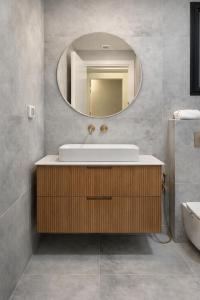 un bagno con lavandino e specchio di Luxury point a Giv‘atayim