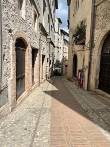 an empty street in an alley with buildings at Casa "La Fonte" in Spoleto