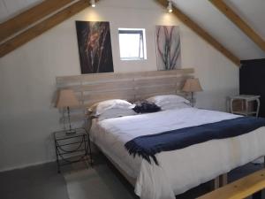 En eller flere senge i et værelse på Homies on Church