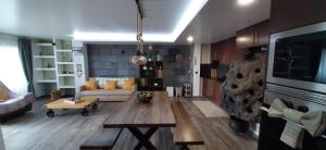 ein Wohnzimmer mit Sofa und Tisch in der Unterkunft Casas de Brisa in Calheta