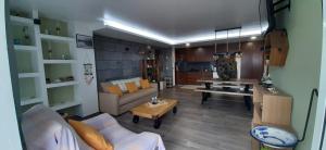 ein Wohnzimmer mit Sofa und Tisch in der Unterkunft Casas de Brisa in Calheta