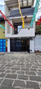 ein Gebäude mit Flaggen und einem Steinhof in der Unterkunft Hotel San Marcos Las Lajas in Ipiales + 22 Fotos