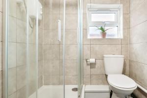 een badkamer met toilet en glazen douche bij OA Housing - Spacious 2 Bedrooms in Spon End
