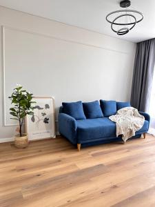 een blauwe bank in een woonkamer bij New Business-Class Apartament з генератором Varshavsky Retroville in Kiev