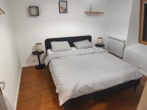 Postel nebo postele na pokoji v ubytování Charmante maison centre village + 9 fotografií