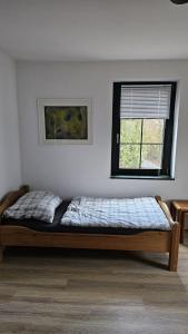 Giường trong phòng chung tại Gemütliche Ferienwohnung in Ziegenhain +2 ảnh