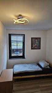 Giường trong phòng chung tại Gemütliche Ferienwohnung in Ziegenhain