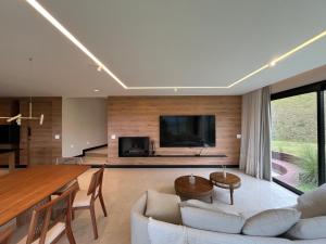 Et tv og/eller underholdning på Casa Pedra Azul