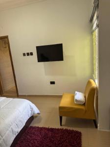 Et tv og/eller underholdning på Cosy Rooms Away in a Stunning House