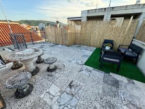 een terras met een tafel, stoelen en een hek bij ARIEL'S house in San Benedetto del Tronto +4 foto's