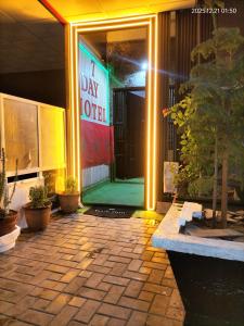 een gebouw met een bord waarop staat: een dagje uit bij HOTEL 7DAYS DAkHLA in Dakhla